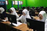 Para siswi madrasah di Kabupaten Tanah Bumbu saat mengikuti kegiatan Olimpiade Madrasah Indonesia Riset tingkat kabupaten/kota tahun 2025 yang digelar Kementerian Agama RI, di Tanbu pada 11 September 2025. (SI/Dok Kemenag Kalsel)