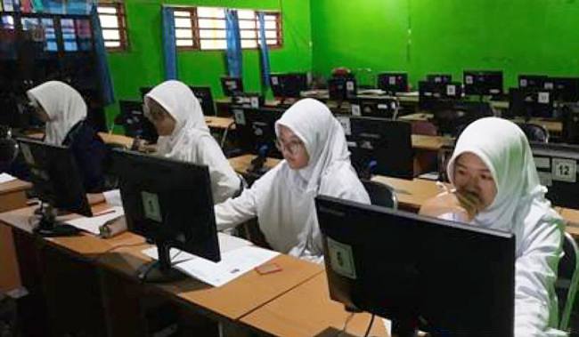 Para siswi madrasah di Kabupaten Tanah Bumbu saat mengikuti kegiatan Olimpiade Madrasah Indonesia Riset tingkat kabupaten/kota tahun 2025 yang digelar Kementerian Agama RI, di Tanbu pada 11 September 2025. (SI/Dok Kemenag Kalsel)
