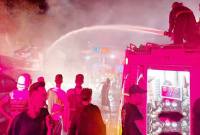 Petugas Damkar Pelindo dan swadaya masyarakat saat berupaya memadamkan api yang membakar area depan pintu gerbang terminal Ro-Ro Pelabuhan Trisakti Banjarmasin, Kamis pagi (18/9/2025). (SuarIndonesia /ANTARA/Firman)