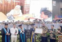 Rektor ULM Prof Ahmad Alim Bachri menerima langsung sertifikat Komite Akreditasi Nasional (KAN) untuk Laboratorium Terpadu ULM. (ANTARA/Firman)
