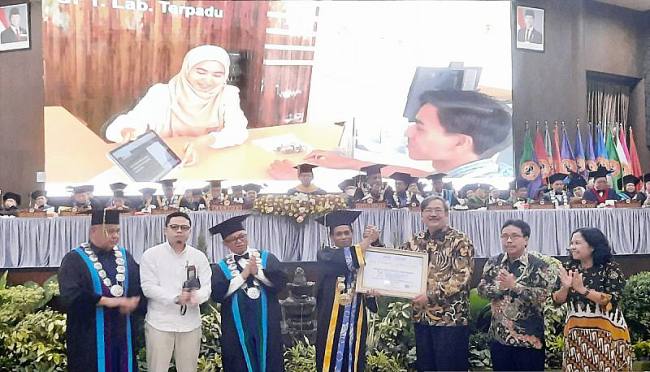 Rektor ULM Prof Ahmad Alim Bachri menerima langsung sertifikat Komite Akreditasi Nasional (KAN) untuk Laboratorium Terpadu ULM. (ANTARA/Firman)