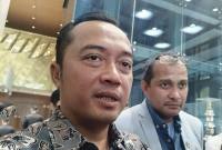 Menteri Sekretaris Negara Prasetyo Hadi bersama Wakil Menteri Hukum Eddy Hiariej di kompleks parlemen, Jakarta, Selasa (23/9/2025). (ANTARA/Bagus A Rizaldi)