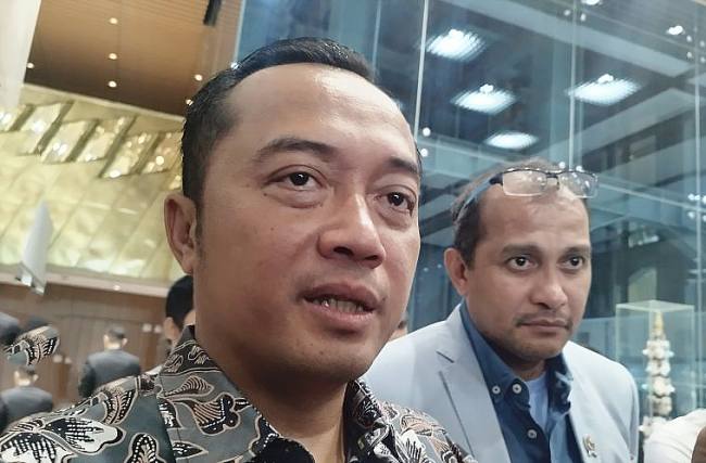 Menteri Sekretaris Negara Prasetyo Hadi bersama Wakil Menteri Hukum Eddy Hiariej di kompleks parlemen, Jakarta, Selasa (23/9/2025). (ANTARA/Bagus A Rizaldi)