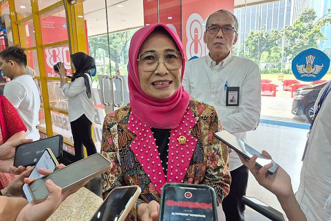 Ketua Komisi X DPR RI, Hetifah Sjaifudian saat ditemui di Kantor Kemendikdasmen, Jakarta, Senin (29/9/2025). (ANTARA/Sean F Muhamad)