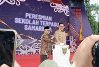 Mendikdasmen Prof Abdul Mu'ti bersama Wali Kota Samarinda Andi Harun saat meluncurkan Sekolah Terpadu Samarinda, Kaltim, Selasa (30/9/2025). (ANTARA/A Rifandi)
