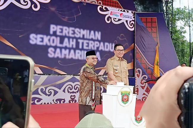 Mendikdasmen Prof Abdul Mu'ti bersama Wali Kota Samarinda Andi Harun saat meluncurkan Sekolah Terpadu Samarinda, Kaltim, Selasa (30/9/2025). (ANTARA/A Rifandi)
