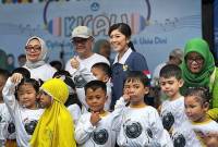 Menteri Komunikasi dan Digital Meutya Hafid (kanan), Menteri Pendidikan Dasar dan Menengah (Mendikdasmen) Abdul Mu'ti (tengah), dan Menteri Pemberdayaan Perempuan dan Perlindungan Anak Arifatul Choiri Fauzi (kiri) berfoto bersama anak-anak pada konferensi pers 
