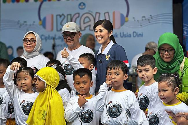 Menteri Komunikasi dan Digital Meutya Hafid (kanan), Menteri Pendidikan Dasar dan Menengah (Mendikdasmen) Abdul Mu'ti (tengah), dan Menteri Pemberdayaan Perempuan dan Perlindungan Anak Arifatul Choiri Fauzi (kiri) berfoto bersama anak-anak pada konferensi pers 