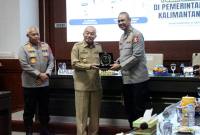 Gubernur Kalsel menerima cinderamata dari sespimti polri. Foto : MC Kalsel