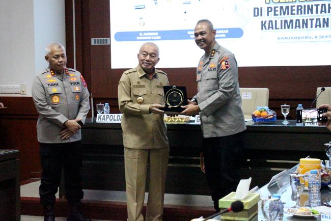 Gubernur Kalsel menerima cinderamata dari sespimti polri. Foto : MC Kalsel
