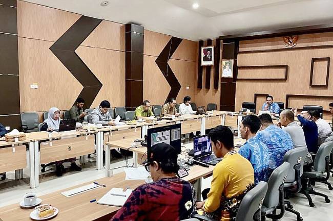 Dishut Kalsel dan lembaga terkait saat menggelar pertemuan menindaklanjuti penugasan Menteri Kehutanan terkait pengelolaan kawasan hutan yang telah dicabut izin dari pemegang konsesi perusahaan, di Banjarbaru, Kalimantan Selatan, beberapa waktu lalu. (/SuarIndonesia/ANTARA/HO-Dishut Kalsel)