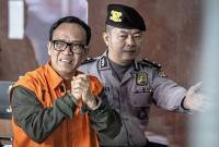 
Wakil Menteri Ketenagakerjaan (Wamenaker) Immanuel Ebenezer (kiri) menangis saat berjalan menuju ruang konferensi pers usai terjaring OTT KPK di Gedung Merah Putih KPK, Jakarta, Jumat (22/8/2025). (Dok ANTARA FOTO/Bayu Pratama S)