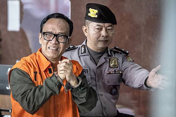 
Wakil Menteri Ketenagakerjaan (Wamenaker) Immanuel Ebenezer (kiri) menangis saat berjalan menuju ruang konferensi pers usai terjaring OTT KPK di Gedung Merah Putih KPK, Jakarta, Jumat (22/8/2025). (Dok ANTARA FOTO/Bayu Pratama S)