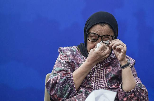 Wakil Kepala Badan Gizi Nasional (BGN) Nanik S Deyang menangis saat memberikan keterangan di Kantor Badan Gizi Nasional (BGN) di Jakarta, Jumat (26/9/2025). (ANTARA FOTO/Galih Pradipta)