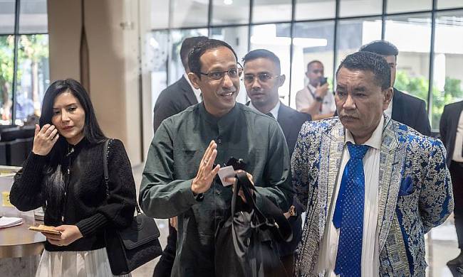 Mantan Menteri Pendidikan, Kebudayaan, Riset dan Teknologi (Mendikbudristek) Nadiem Makarim (ketiga kiri) didampingi kuasa hukum Hotman Paris (kedua kanan) berjalan menuju ruang pemeriksaan di Jampidsus, Kejaksaan Agung, Jakarta, Kamis (4/9/2025). (ANTARA FOTO/Bayu Pratama S)