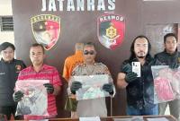 Tersangka SU, pada saat digiring untuk dihadirkan pada konferensi pers pencurian dengan kekerasan di Mapolresta Palangka Raya, Jumat (26/9/2025). (ANTARA/Rajib Rizali)