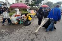 Aksi unik mahasiswa dan massa punguti sampah usai demo di DPRD Kalsel, Senin (1/9/2025) sore. (SuarIndonesia/YI)