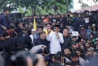 Ketua DPRD Kalsel, H. Supian HK, memenuhi janjinya dengan menemui ribuan massa yang tergabung dalam Aliansi Masyarakat Kalsel Melawan di depan gedung dewan pada Senin (1/9/2025) siang. (SuarIndonesia/HM)