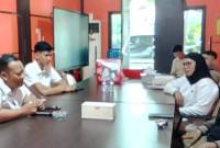 Tim  Penyidik Kejari Kotabaru, mintai keterangan  Ketua   (BP3K-RI Perwakilan Kalsel, Muslim Ma’in,  Rabu (3/9/2025). (SuarIndonesia/Ist)