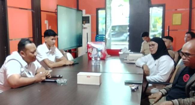 Tim  Penyidik Kejari Kotabaru, mintai keterangan  Ketua   (BP3K-RI Perwakilan Kalsel, Muslim Ma’in,  Rabu (3/9/2025). (SuarIndonesia/Ist)