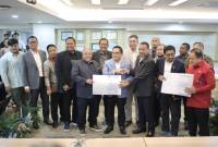 Ketua DPRD Kalsel, bersama Wakli dan perwakilan anggota dewan ke MPR/DPR Republik Indonesia (RI) di Jakarta, menyampaikan tujuh tuntutan utama dari aliansi tersebut. Kamis, (4/9/2025) (SuarIndonesia/Ist)