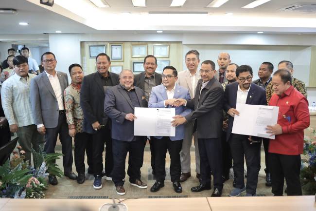 Ketua DPRD Kalsel, bersama Wakli dan perwakilan anggota dewan ke MPR/DPR Republik Indonesia (RI) di Jakarta, menyampaikan tujuh tuntutan utama dari aliansi tersebut. Kamis, (4/9/2025) (SuarIndonesia/Ist)