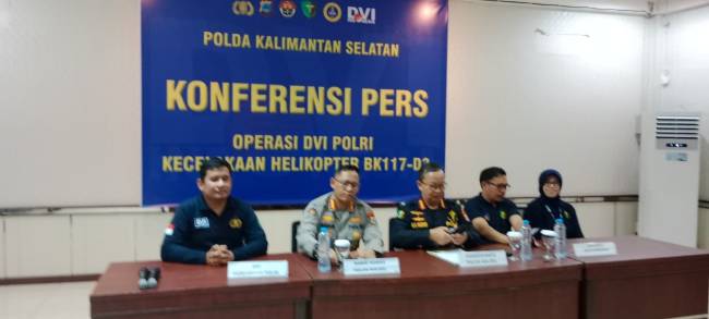 Kabid Dokkes Polda Kalsel, Kombes Pol Muhammad El Yandiko, didampingi Kabid Humas, Kombes Pol Adam Erwindi ,, Minggu (7/9/2025) malam/ SuarIndonesia/DO)