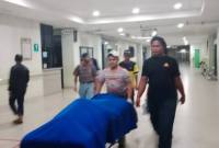 Jasad dipindahkan ke ruang Instalasi Pemulasaraan Jenazah, guna dilakukan visum. (SuarIndonesia/DO)