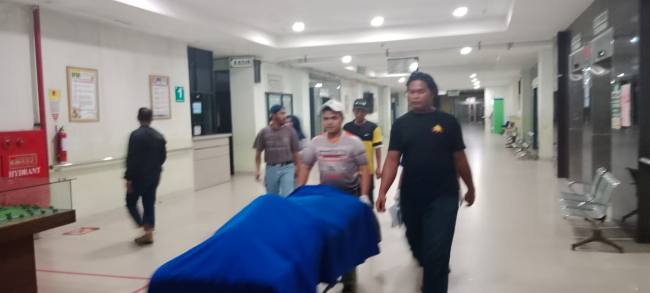 Jasad dipindahkan ke ruang Instalasi Pemulasaraan Jenazah, guna dilakukan visum. (SuarIndonesia/DO)