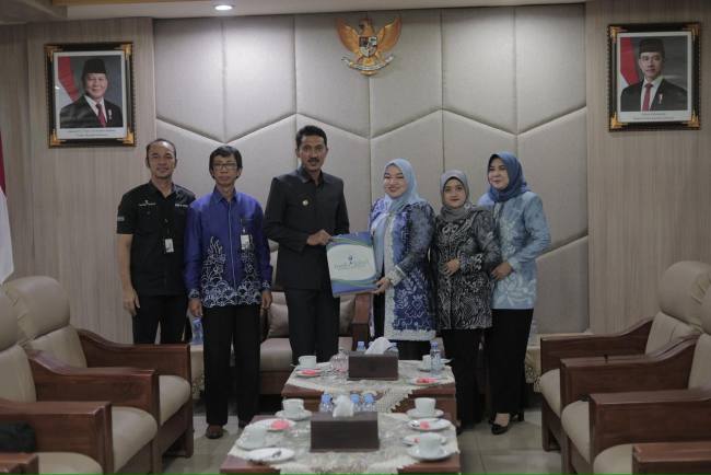 AUDIENSI - Bupati H Saidi Mansyur menerima audiensi Dewan Komisaris Bank Kalsel yang dipimpin Hj Karmila Muhidin beserta jajaran, di Mahligai Sultan Adam, Martapura, Rabu (10/09/2025.
