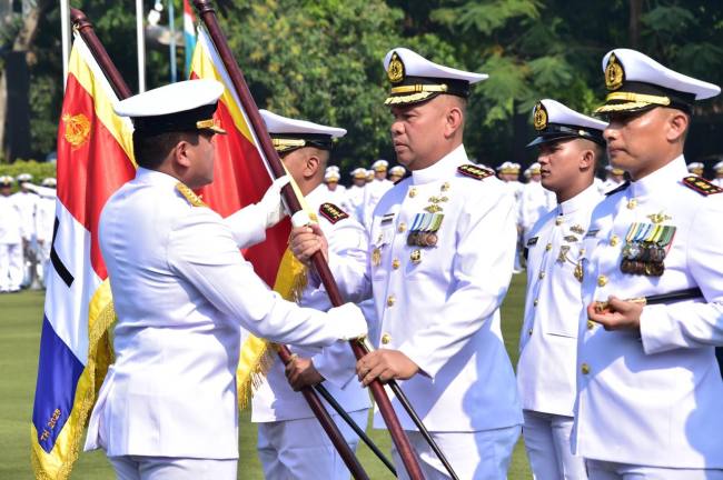 Kepala Staf Angkatan Laut, (KSAL) Laksamana TNI Dr. Muhammad Ali, S.E., M.M., M.Tr.Opsla, kepada Komandan Lanal Banjarmasin, Kolonel Laut (P) Ahmad Ahsan, S.E., M.Tr.Hanla., M.M.. (SuarIndonesia/Ist)