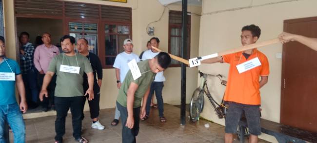 Jajaran Polsek Banjarmasin Barat, melakukan rekonstruksi pembunuhan di Jalan Ampera III RT 38 Banjarmasin Barat, Kamis (11/9/2025) (SuarIndonesia/DO)