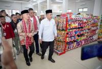 Menteri Koperasi Ferry Juliantono (depan) mengunjui salah satu gerai Koperasi Desa (Kopdes) Merah Putih Girimukti di Kabupaten Lebak, Banten, Jumat (12/9/2025). (SI/ANTARA/HO-Kemenkop)