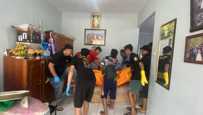jasad dievakuasi im Rescue Gabungan ke Intalasi Pemulasaran Jenazah Rumah Sakit Umum Daerah (RSUD( Ulin Banjarmasin, untuk dilakukan visum. (SuarIndonesia/DO)