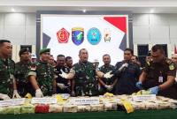 Pangdam XII/Tanjungpura Mayjen TNI Mayjen TNI Jamallulael, menyerahkan barang bukti narkotika jenis sabu seberat 63,6 kilogram beserta ratusan catridge liquid pod mengandung ketamin kepada Badan Narkotika Nasional (BNN) Provinsi Kalimantan Barat. (SI/ANTARA/HO-Jessica Helena Wuysang)