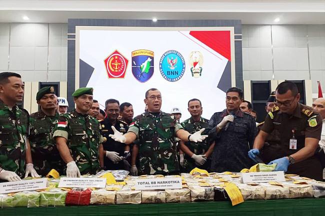 Pangdam XII/Tanjungpura Mayjen TNI Mayjen TNI Jamallulael, menyerahkan barang bukti narkotika jenis sabu seberat 63,6 kilogram beserta ratusan catridge liquid pod mengandung ketamin kepada Badan Narkotika Nasional (BNN) Provinsi Kalimantan Barat. (SI/ANTARA/HO-Jessica Helena Wuysang)