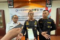 Kabid Dokkes Polda Kalsel, Kombes Pol dr. Muhammad El Yandiko, M.M., Sp.An. (tengah) dan Ketua Umum AMKESI (Asosiasi Mediator dan Kesehatan Indonesia) Dr. Machli Riyadi (kiri). SuarIndonesia/Ist)