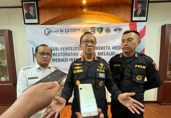 Kabid Dokkes Polda Kalsel, Kombes Pol dr. Muhammad El Yandiko, M.M., Sp.An. (tengah) dan Ketua Umum AMKESI (Asosiasi Mediator dan Kesehatan Indonesia) Dr. Machli Riyadi (kiri). SuarIndonesia/Ist)