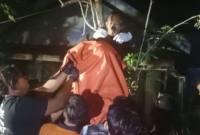 Jasad pria gantung diri di depan rumah warga Jalan IR PHM Noor Gang Perjuangan RT 43 Banjarmasin Barat, Jumat dinihari (19/9/2025)  ketika diturunkan anggota. (SuarIndonesia/DO)