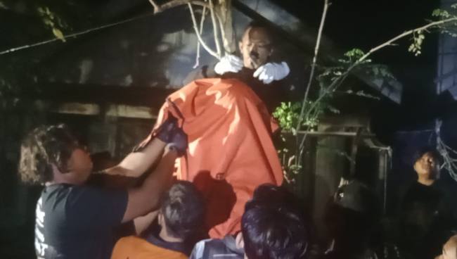 Jasad pria gantung diri di depan rumah warga Jalan IR PHM Noor Gang Perjuangan RT 43 Banjarmasin Barat, Jumat dinihari (19/9/2025)  ketika diturunkan anggota. (SuarIndonesia/DO)