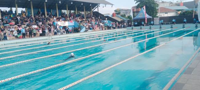 lomba renang bertajuk 