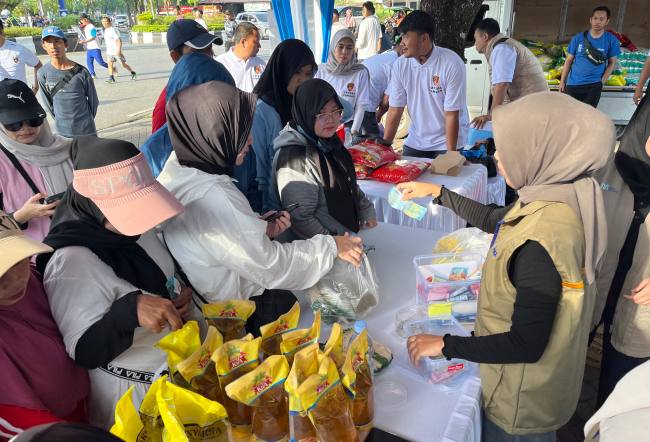 Program GPM (Gerakan Pangan  Murah) yang digelar Ditreskrimsus Polda Kalsel, di Halaman Masjid Sabilal Muhtadin Banjarmasin, Minggu (21/9/2025) (SuarIndonesia/ZI)
