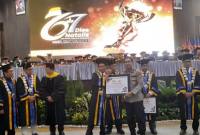 Penghargaan bergengsi diterima Polda Kalsel dari ULM pada puncak Dies Natalis ke-67 ULM di Banjarbaru, Senin (22/9/2025). (SuarIndonesia/Ist)