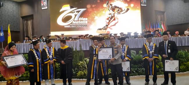 Penghargaan bergengsi diterima Polda Kalsel dari  ULM pada puncak Dies Natalis ke-67 ULM di Banjarbaru, Senin (22/9/2025). (SuarIndonesia/Ist)