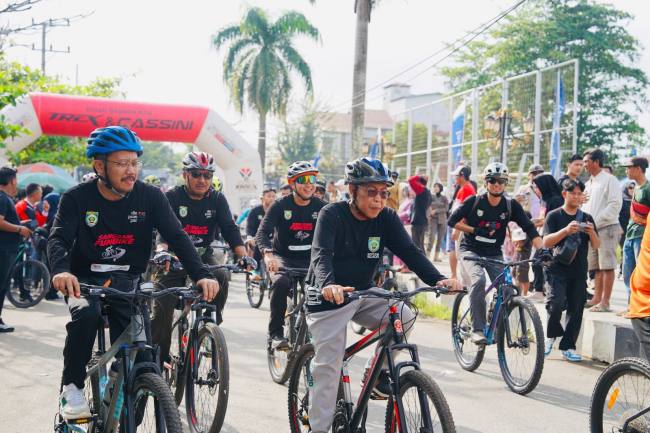 Teks foto : Jajaran Forkopimda Balangan mengikuti Sanggam Funbike I. (SuarIndonesia/ MC Balangan)