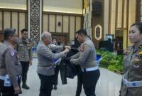 Kapolda memberikan penghargaan bagi personel Polantas berprestasi di Hari Lalu Lintas Bhayangkara ke-70