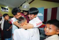 Menteri Sosial Saifullah Yusuf, peluk para anak. (SuarIndonesia/ist)