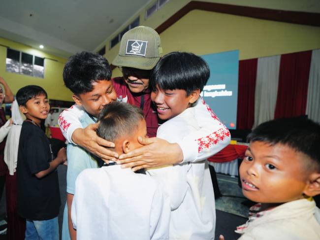 Menteri Sosial Saifullah Yusuf, peluk para anak. (SuarIndonesia/ist)