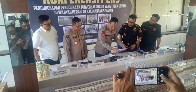 Rokok ilegal dengan jumlah puluhan ribu bungkus merek ROSS Mild, BSJ, dan Cengkeh Abadi digagalkan beredar.. (SuarIndonesia/ZI)