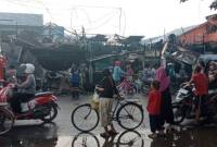 Diamuk api deretan kios dan Taman Kanak-Kanak (PAUD) di Jalan Ir PHM Noor, tepat di depan Mapolsek Banjarmasin Barat, Rabu (24/9/2025) dinihari (SuarIndonesia/DO)